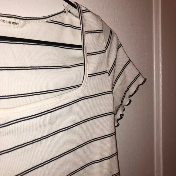 Scalloped Edge Tee✨ - Picture 3 of 3